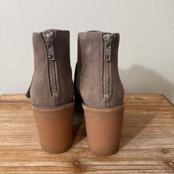 UGG Corin Grey Taupe Heeled Suede Bootie with Tassels Women’s Size 6 - Picture 5 of 10